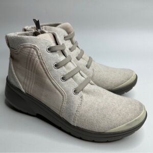Bzees Womens Kick Back Ankle Boots Beige Plaid Cushioned Lace Up Flat.Size 6.5